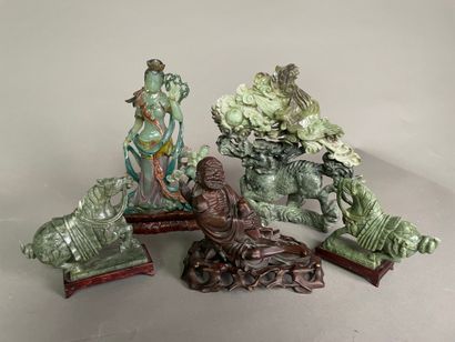 null Lot comprenant :

- Quatre sujets en pierre dure verte : une statuette polychrome...