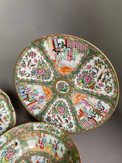 null Lot in porcelain of Canton including: 

- A porcelain bowl decorated with polychrome...