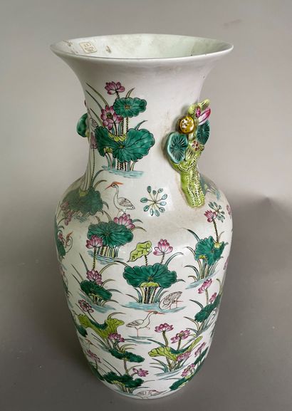 Vase balustre en porcelaine à décor dans...