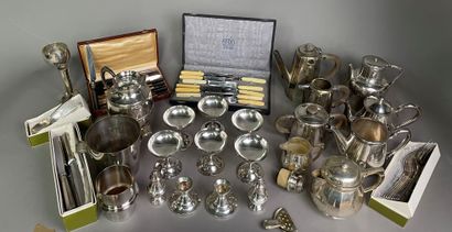 null Mannette of silver plated metal including : 

- CHRISTOFLE, cutlery

- Tea and...
