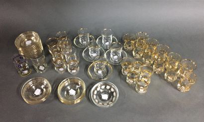  Mannette de cristal comprenant diverses parties de service, tumblers, carafes, verres...