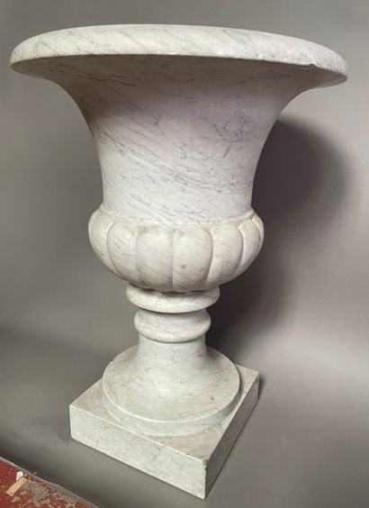 null White marble Medici vase with gadroon decoration. 

Small accidents. 

H. 74...