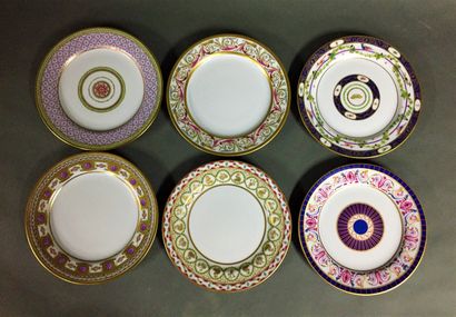  Mannette de vaisselle dont DIOR et LIMOGES : 6 assiettes à dessert en porcelaine,...