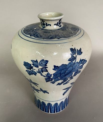 null Vase meiping en porcelaine à décor en bleu sous couverte de pêches grenades...
