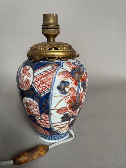 null Lot comprenant : 

- Vase balustre en porcelaine à décor de registres floraux...