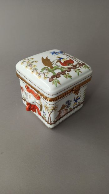 null Lot including : 

LE TALLEC in Paris 

- Enameled porcelain set with flowers...