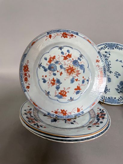 null Lot de 8 assiettes en porcelaine : 

- Deux assiettes à décor en bleu sous couverte...