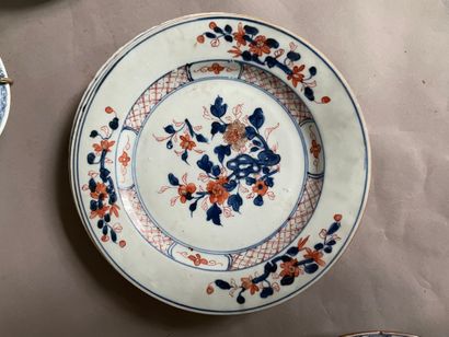 null Set of 8 porcelain plates: 

- Two plates with underglaze blue decoration of...