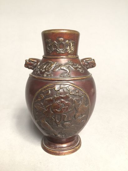 null Lot including : 

- Small baluster vase in bronze with a medal patina decorated...