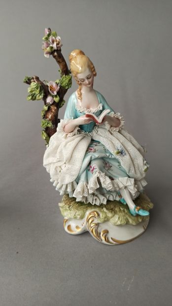 null Lot including: 

- Set of porcelain subjects of the Xxth century including:...