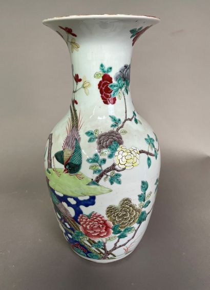 Vase balustre en porcelaine à décor de rocher,...