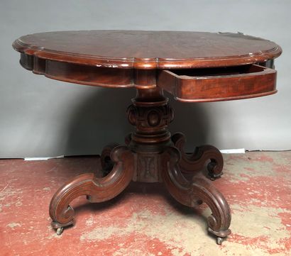 null Table guéridon en acajou et placage d'acajou ouvrant par deux tiroirs en ceinture,...