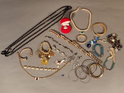 null Important batch of costume jewelry.