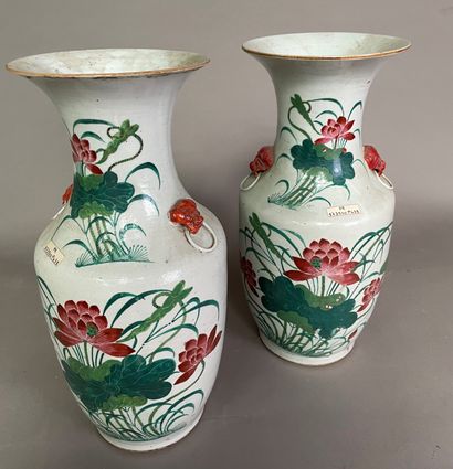 null Paire de vases balustres en porcelaine à décor ''miroir'' de fleurs et de feuilles...