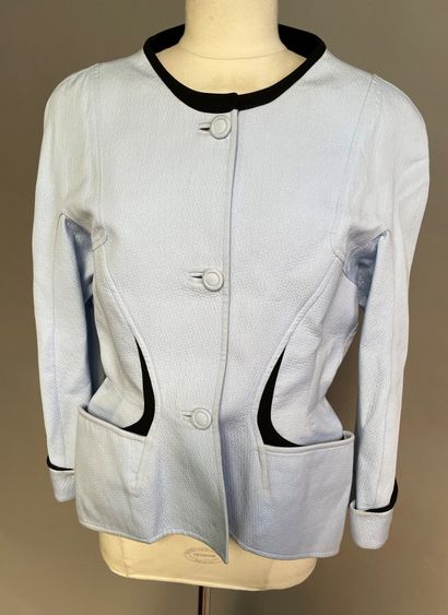 null Lot comprenant :

Thierry MUGLER

- Ensemble veste et pantalon en viscose et...