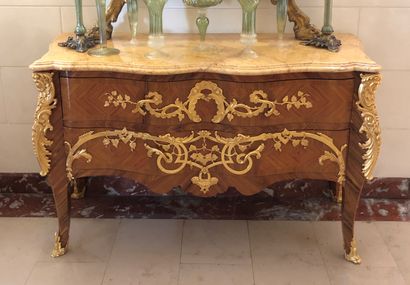 null Commode en bois de placage et marqueterie en feuilles, ouvrant par deux tiroirs...