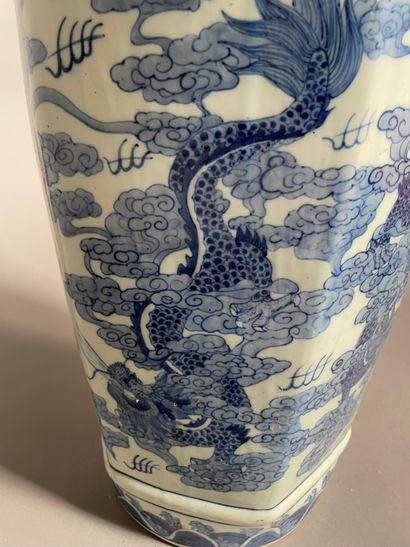 null Vase hexagonal en porcelaine à décor en bleu de dragons parmi les nuées.

Chine...