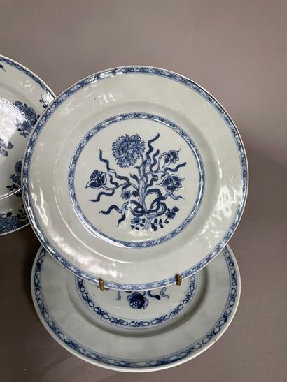 null Lot de 8 assiettes en porcelaine : 

- Deux assiettes à décor en bleu sous couverte...