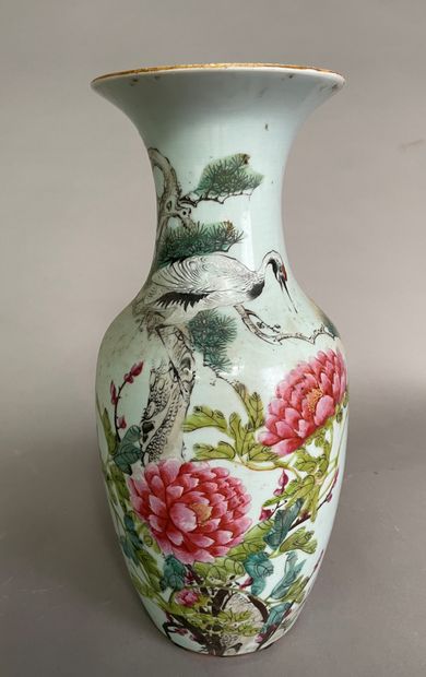 null Vase balustre en porcelaine à décor d'émaux polychromes d'un pivoinier en fleurs,...