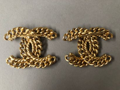 null Lot including : 

- Attributed to CHANEL

Pair of gilt metal brooches, representing...