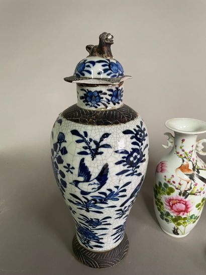 null Lot comprenant :

- Un vase couvert en porcelaine dite '' de Canton'' (un couvercle...