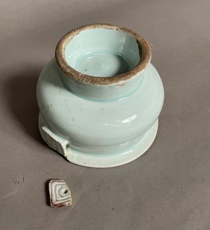null Lot comprenant : 

- Vase balustre en porcelaine à décor de registres floraux...