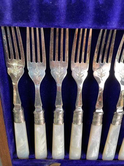 null ARTHUR JACK Co

Box including 12 forks and 12 knives, mother of pearl handles,...