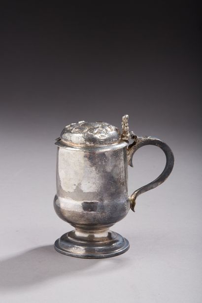 null Silver mustard pot 2nd title 800‰, standing on a pedestal, the body plain, the...