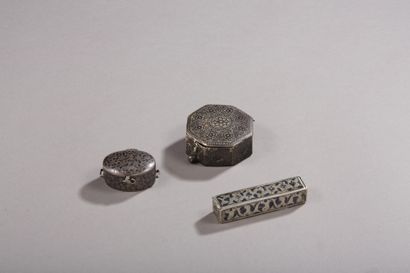 null Deux pendentifs talismaniques en argent 2nd titre 800‰, l’un de forme ovale,...