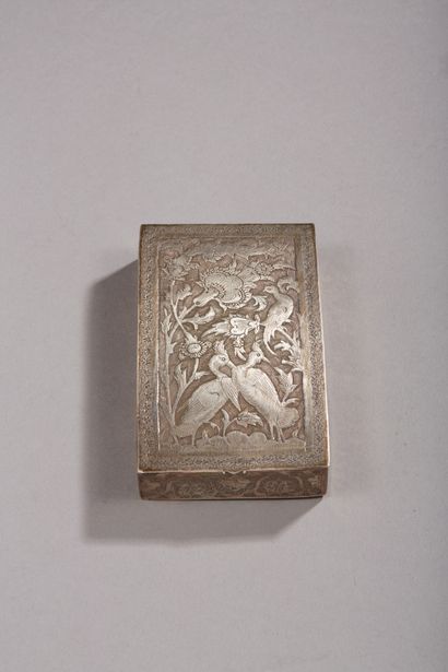 null Boîte en argent 2nd titre 800‰, de forme rectangulaire, gravée d’un décor floral...