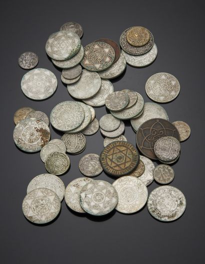 null Lot de 58 monnaies en argent et métaux divers principalement marocaines fin...