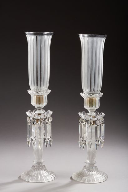 null BACCARAT - Paire de bougeoirs photophores en cristal translucide et satiné,...