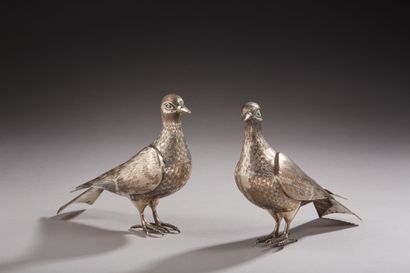 null Pair of silver pigeons 2nd title 800‰, au naturel, wings folded, very finely...