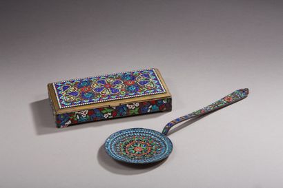 null Boîte en argent 2nd titre 800‰, dorée, parée d’émaux cloisonnés polychromes...