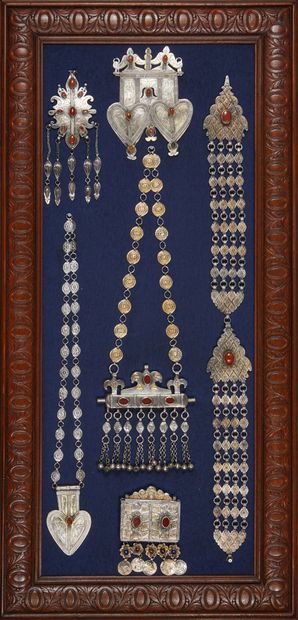 null Grand panneau composé de bijoux du Turkménistan, Tekké, en argent 2nd titre...