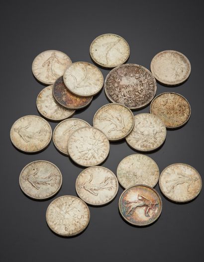 Lot of 19 pieces of 5 francs in silver.

Weight...