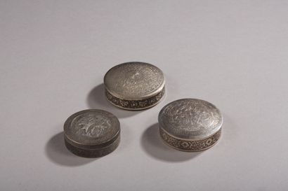 null Set of three silver boxes 2nd title 800‰, of round form, the removable lids,...