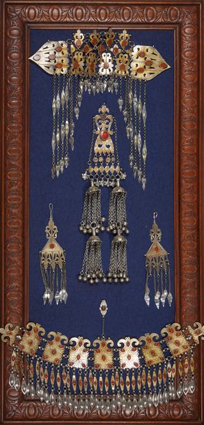 null Grand panneau composé de bijoux du Turkménistan, Tekké. En argent 2nd titre...