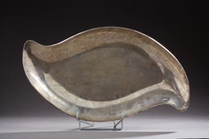 null Silver dish 2nd title 800‰, of moved form, plain. Dents.

Dim. 26,50 x 48,50...