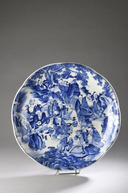 PLAT en porcelaine à décor en bleu de cobalt...