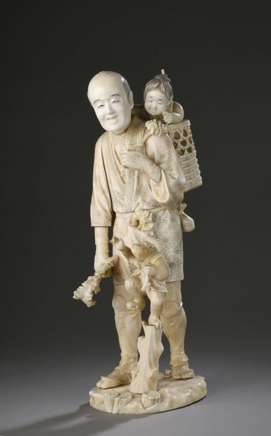 OKIMONO en ivoire marin (morse) sculpté et...