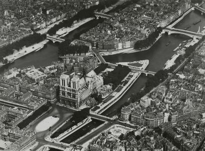 null FRANCE - VUES AÉRIENNES

ALBUM présentant des vues aériennes ca. 1930 : Paris,...