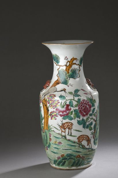 null VASE BALUSTRE en porcelaine à décor de daims, d’une grue et d’une calligraphie....