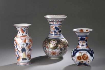 null BAYEUX

LOT COMPRISING THREE porcelain VESSELS with Imari decoration, blue net...