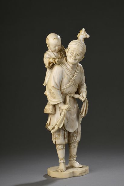 null OKIMONO en ivoire sculpté et rehaussé à l’encre, figurant un paysan debout sur...