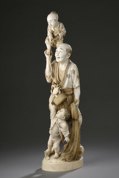 OKIMONO en ivoire sculpté et rehaussé à l’encre...