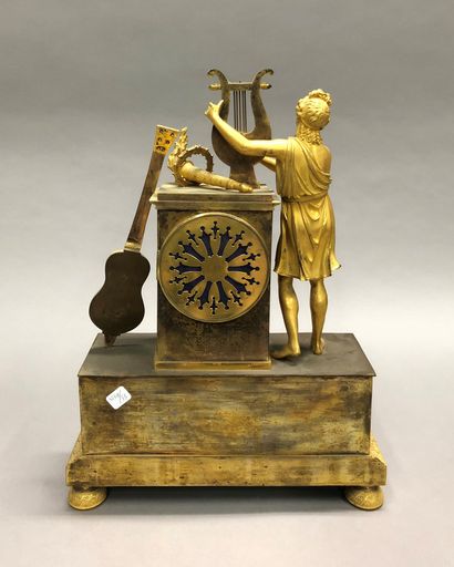 null PENDULE en bronze doré ornée d’une figure d’Orphée jouant de la lyre sur une...