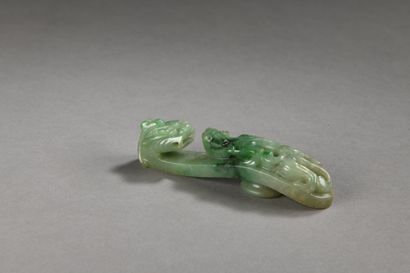 null FIBULE en jade-jadéite de couleur verte à décor d’un dragon et de son petit....