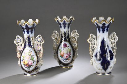 null BAYEUX

GARNITURE composée de trois vases ovoïdes en porcelaine aux anses ajourées...