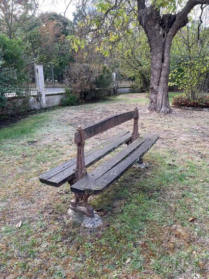 null Vendu sur désignation

DEUX BANCS en fonte présumés de la ville de Paris.

100...